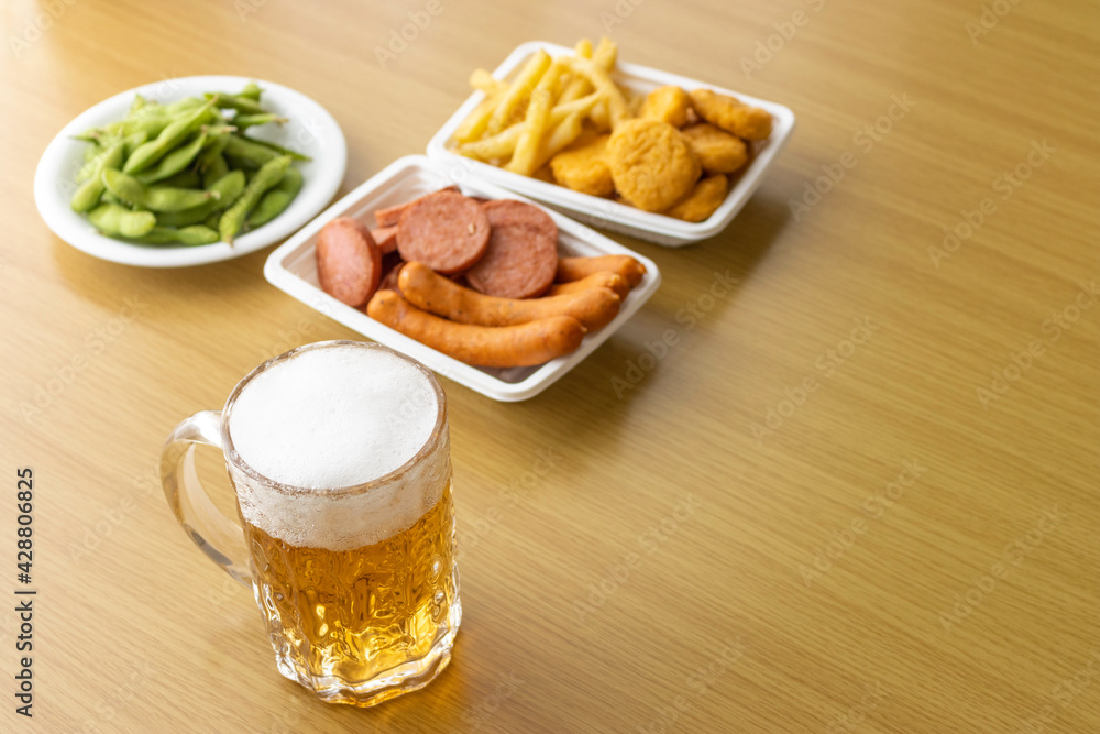 家のテーブルでビールを飲むイメージ 家のテーブルでビールを飲むイメージ