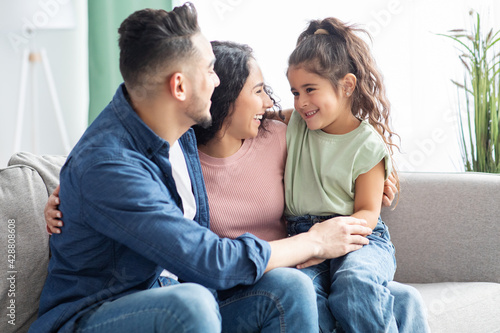 Foto Happy Middle Eastern Parents Playing With Their Little Daughter At Home