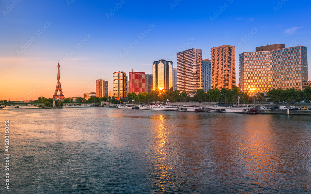 Obraz premium Eiffel Tower and the Seine river at Sunset, Paris, France