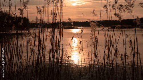 Zbliżający się zachód słońca nad jeziorem. © Magdalena