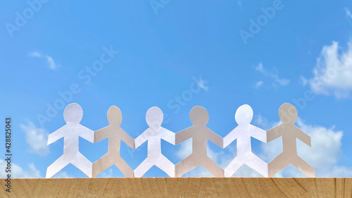 繋がる紙人形6体 青空背景 Stock Photo Adobe Stock