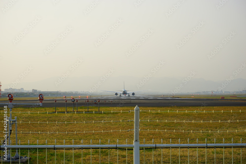 着陸する飛行機 後ろ姿 飛行場