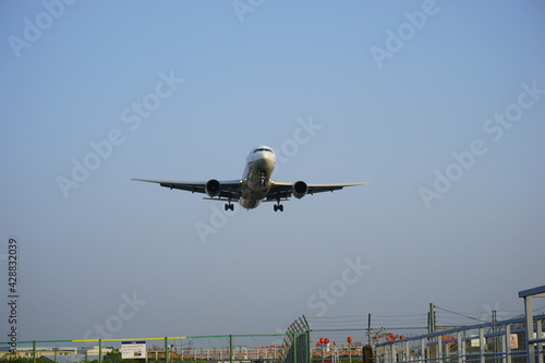 Airplane landing on runway at the airport - 着陸する飛行機 飛行場 