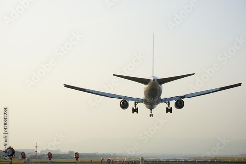 Airplane landing on runway at the airport - 着陸する飛行機 後ろ姿 飛行場 