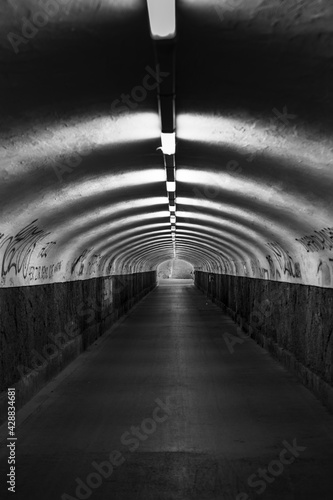 Beleuchteter Tunnel, Tiefe, Unschärfe 