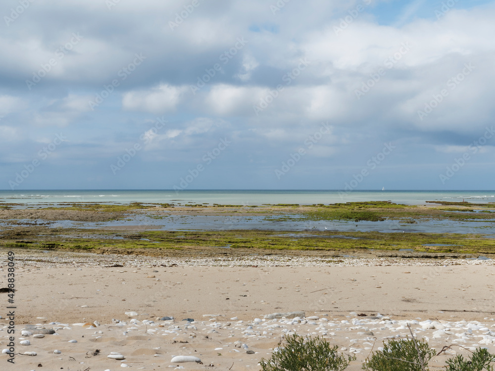 Île de Ré dans le Golfe de Gascogne. Littoral sauvage Nord-Ouest à marée basse le long de la pointe rocheuse Saint-Clément-des-Baleines face à l'Atlantique