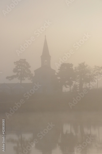 Eglise dans le brouillard