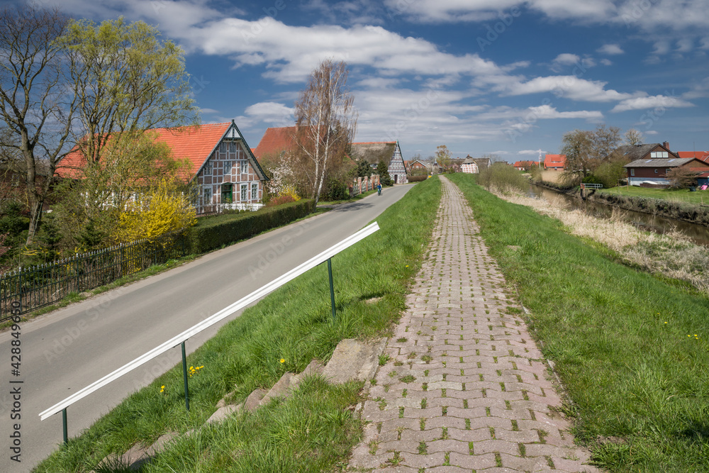 Fototapeta premium Lühedeich im Frühling Altes Land