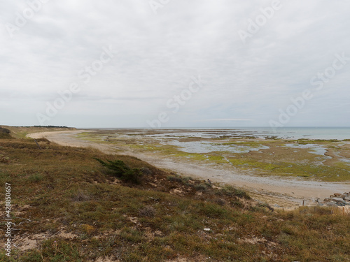 Île de Ré dans le Golfe de Gascogne. Dunes et plages le long de la côte sauvage le long de la pointe rocheuse Saint-Clément-des-Baleines photo