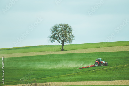 Traktor bei der Feldarbeit