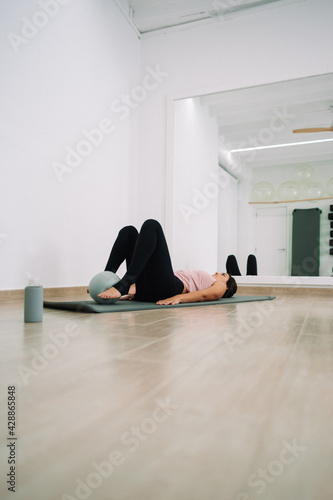 Fototapeta Naklejka Na Ścianę i Meble -  Pilates teacher indoors session