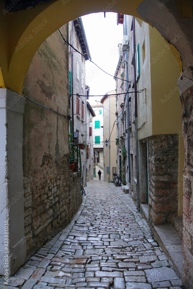 Wąska uliczka w stylu włoskim w małym miasteczku w Chorwacji  