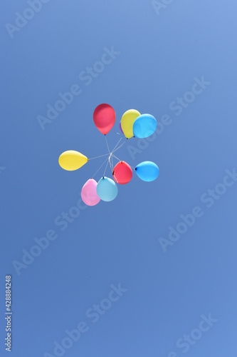 Bunte Luftballons mit blauen Himmel