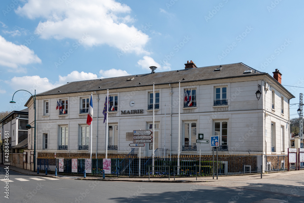 Vue extérieure du bâtiment de la mairie de Jouy-en-Josas, dans le département des Yvelines, France