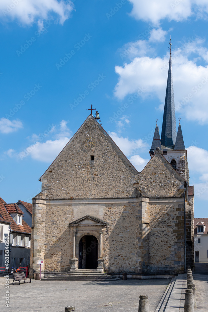 Vue extérieure de l'église paroissiale Saint-Martin de Jouy, construite au 13ème siècle à Jouy-en-Josas, dans le département des Yvelines, France Vue extérieure de l'église paroissiale Saint-Martin de Jouy, construite au 13ème siècle à Jouy-en-Josas, dans le département des Yvelines, France