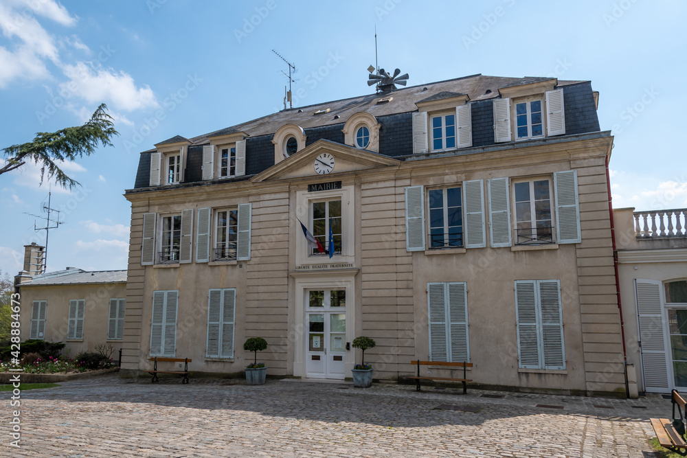 Vue extérieure du bâtiment de la mairie de Bièvres, dans le département de l'Essonne, France