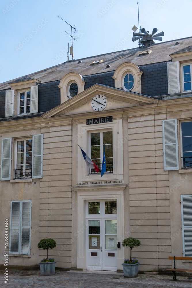 Vue extérieure du bâtiment de la mairie de Bièvres, dans le département de l'Essonne, France