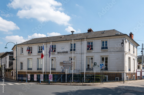 Vue extérieure du bâtiment de la mairie de Jouy-en-Josas, dans le département des Yvelines, France photo