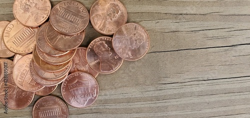 Tableau sur toile A bunch of old pennies on a wood background