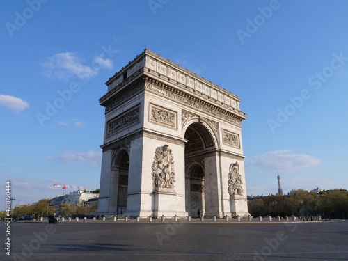 The arc de Triomphe in April 2021, Paris, France. © Yann Vernerie