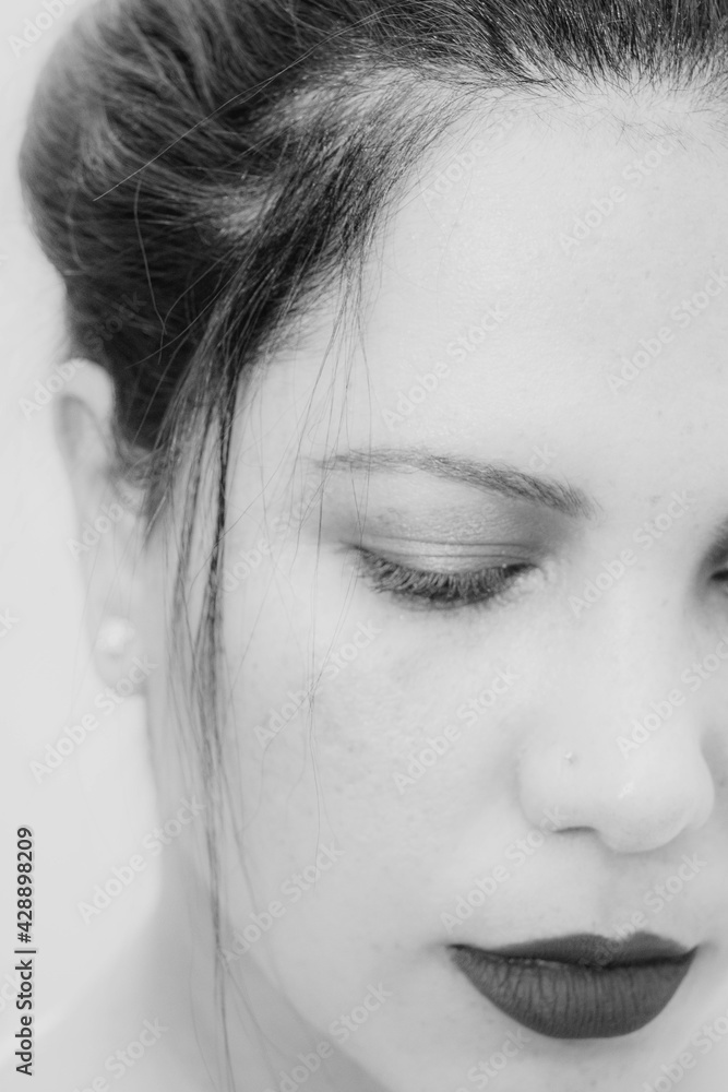 Retrato de uma jovem mulher de coque Retrato de uma jovem mulher de coque