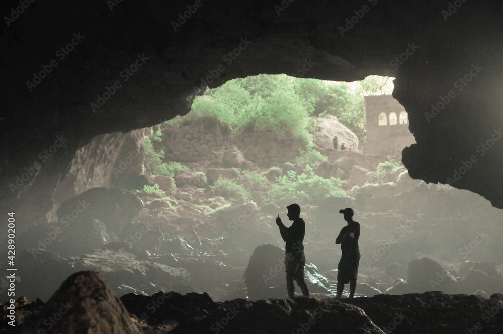 Obraz premium people in the cave