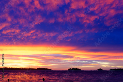 Coucher du soleil sur l ile  de Bora Bora, Polynesie francaise © bru