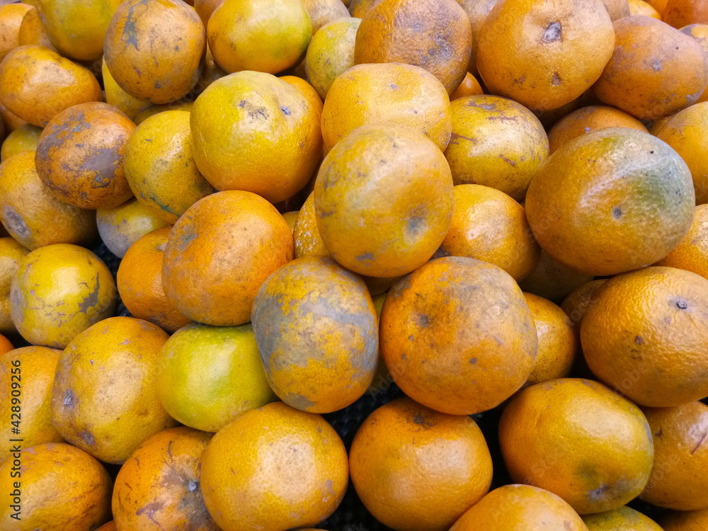 Shantang Mandarin Orange sweet orange piled up on display at fresh fruit market