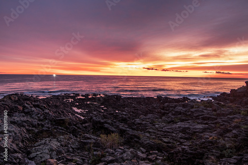 雄武町日の出岬 朝焼けに染まるオホーツク海と漁船の風景 