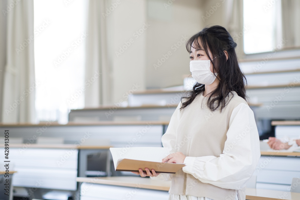 発表する学生 発表する学生