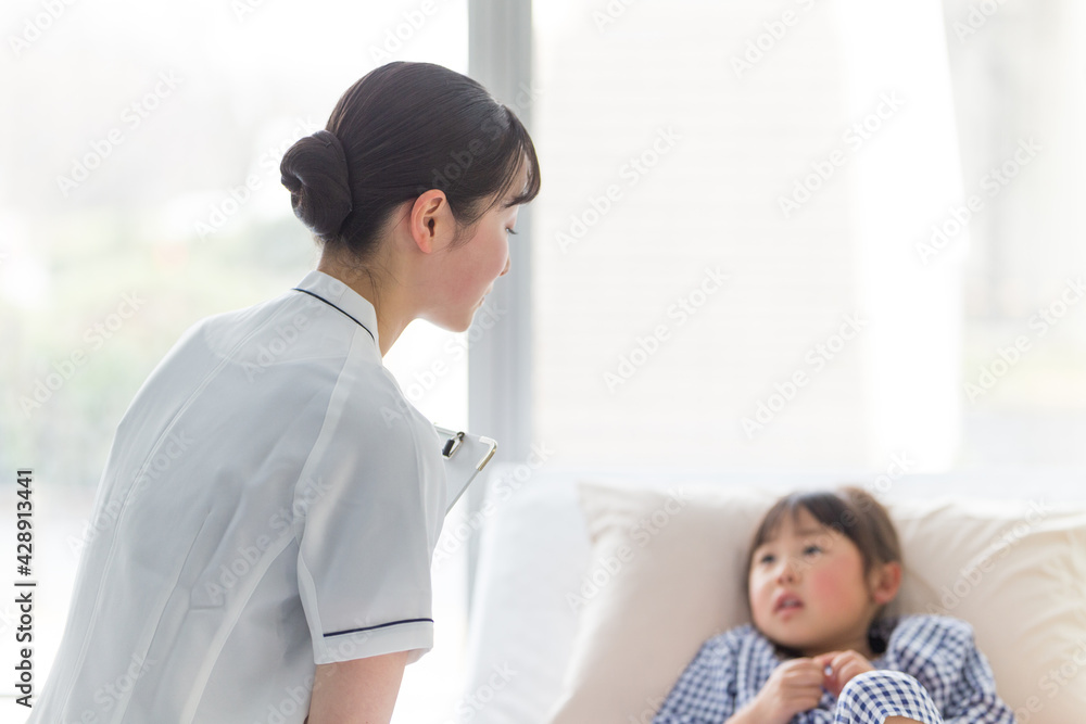 Fototapeta premium 看護師さんと女の子