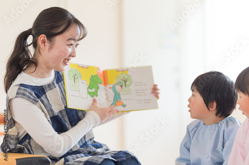 Obraz na płótnie 読み聞かせをする保育士