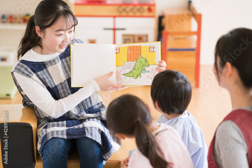 Cuadro en lienzo 読み聞かせをする保育士