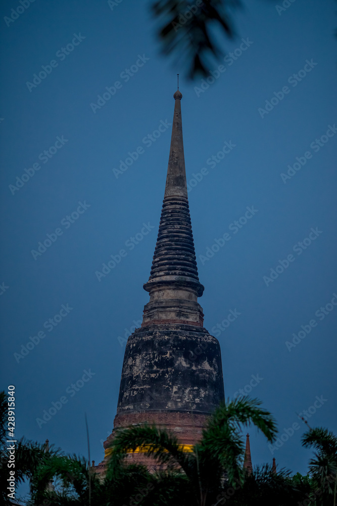 Background of old Buddha statues in Thai religious attractions in Ayutthaya Province, allowing tourists to study their history and take public photos.