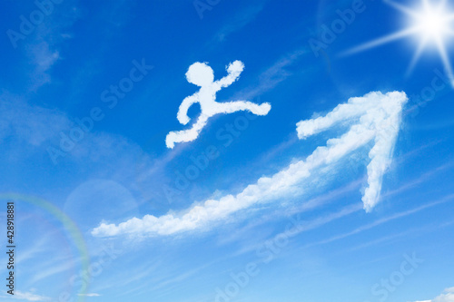 青空にジャンプする人の形をした雲 人が飛躍するイメージ