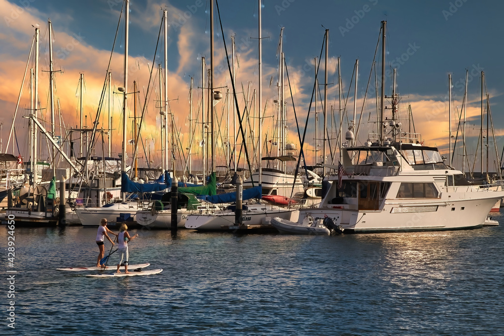 Obraz premium Santa Barbara harbor cruise at sunset