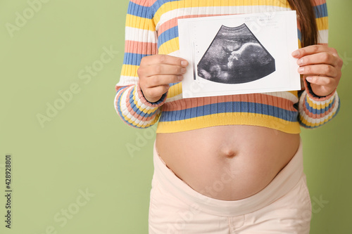 Young pregnant woman with s...
