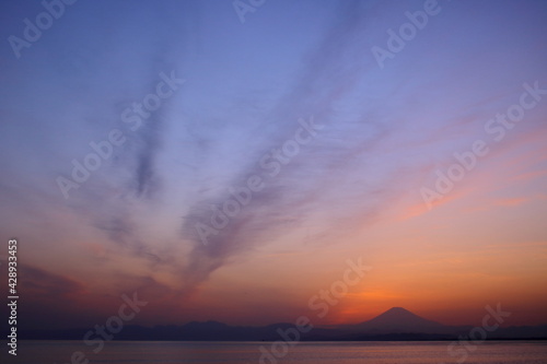 夕暮れの富士山（藤沢市江の島付近から相模湾を挟んで臨む） © nawakesa