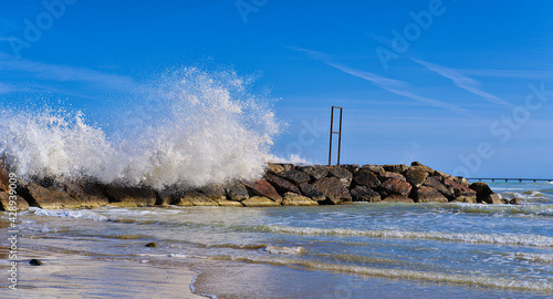 Droplets of water projected by the crashing of waves against the rocks