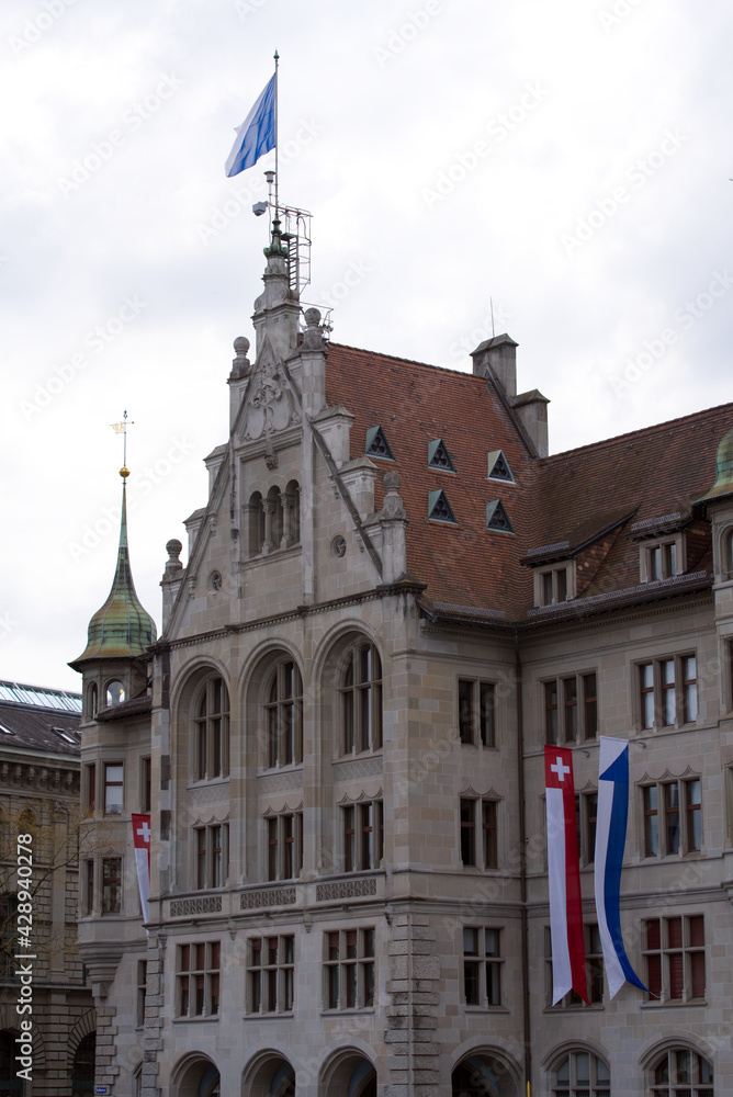 Obraz premium City hall of Zurich with flags because of spring festival Sechseläuten. Photo taken April 19th, 2021, Zurich, Switzerland.