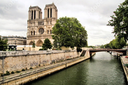 A view of the Notre Damn Cathedral in Paris © Simon Edge