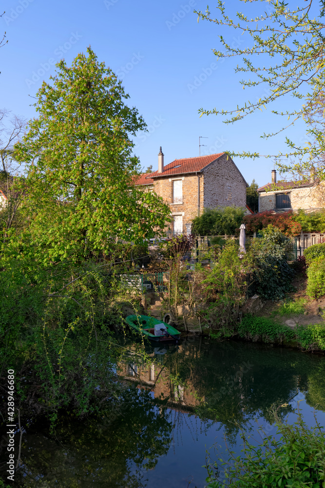 Obraz premium Polangis canal in the Grand Paris area