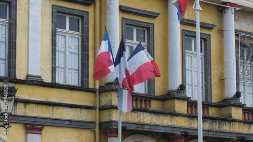 Vue de la façade de la mairie de Saint Denis à l'île tropicale de La Réunion (France) et de ses drapeaux