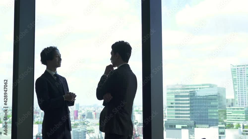 話をする男性ビジネスマンたち 話をする男性ビジネスマンたち
