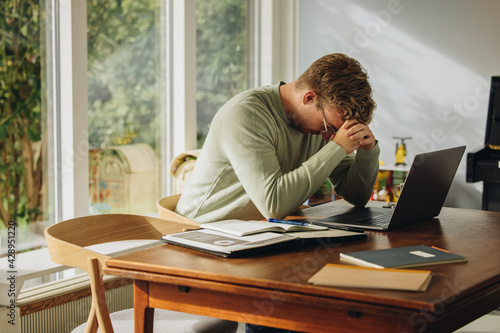 Obraz na plátne Man feeling disappointed while working on laptop