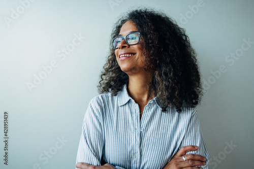 Foto Mature businesswoman looking away and smiling