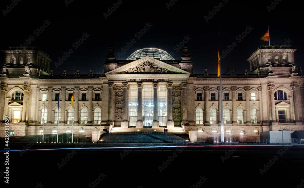 Berlin: Das Reichstagsgebäude am Platz der Republik bei Nacht. Berlin ist seit 1999 Sitz des Deutschen Bundestages