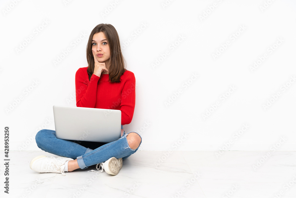 Naklejka premium Tenaager girl working with pc isolated on white background Looking front