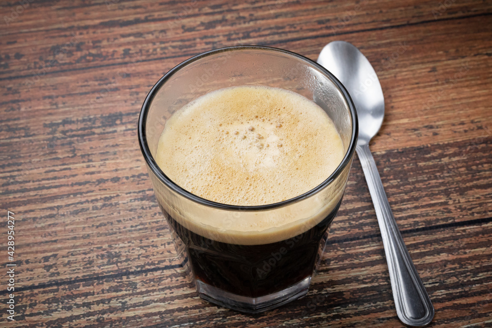 tasse de café sur une table tasse de café sur une table