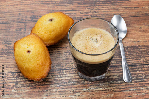 tasse de café et madeleines sur une table